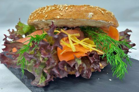 Lachs-Bagel mit Dill und Salat – Teil des Frühstücksangebots in der Cafeteria am St. Joseph-Stift.