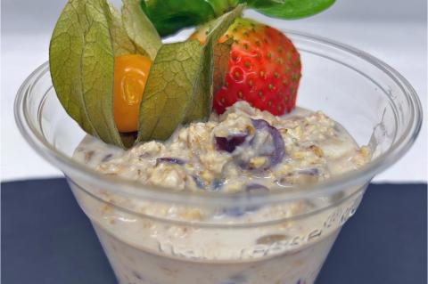 Bircher-Müsli, angerichtet im Gläschen mit Beeren und einer Physalis sowie Erdbeere als Deko – Teil des Frühstücksangebots in der Cafeteria am St. Joseph-Stift.
