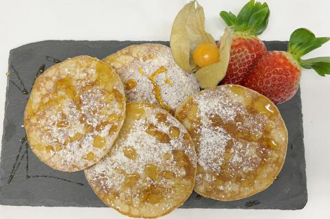 Pancakes mit Deko aus Erdbeeren und Physalis – Frühstücksangebot in der Cafeteria des St. Joseph-Stift