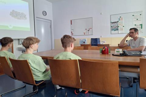 Hygieneschulung im Krankenhaus durch Hygienefachkraft für drei Jungen vor der Berufserkundung.