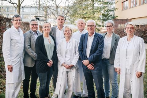 Gruppenfoto NW Beckenboden vor dem Krankenhaus: Viele Spezialisten in einem Netzwerk.