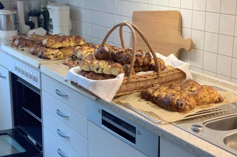 Osterbrote frisch gebacken in der Küche des St. Joseph-Stifts