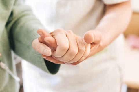 Pflegerische Zuwendung auf der Palliativstation im St. Joseph-Stift: Handhalten.