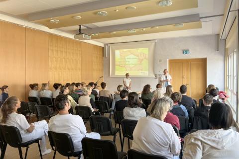 Tag der Händehygiene und Mitarbeitergesundheit: Blick in den vollen Veranstaltungssaal zum ersten Vortrag.