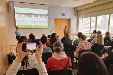 Klaviatur der Kommunikation: Sarah Zinn (links) und Claudia Weinhold bei ihrem Impulsvortrag im Rahmen des 13. PUMA-Stammtisches am St. Joseph-Stift.