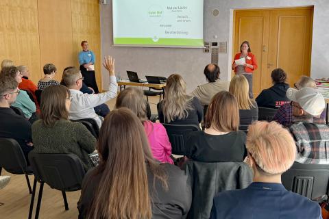 Sarah Zinn, Öffentlichkeitsarbeit im Marien-Hospiz Dresden und Claudia Weinhold, Leiterin Unternehmenskommunikation im St. Joseph-Stift während des Vortrages anlässlich des 13. PUMA-Stammtisches im St. Joseph-Stift.