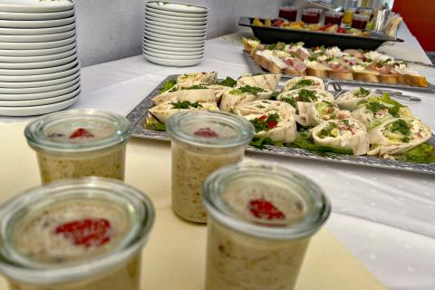 Frühstücksbuffet mit Bircher-Müsli, Obst und Wraps anlässlich des 13. Puma-Stammtisches am 8. Mai 2025 im St. Joseph-Stift Dresden.