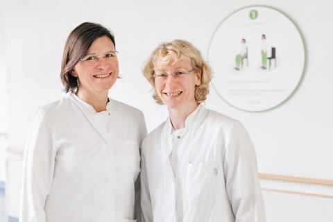 Chefärztin Dr. med. Astrid Flötgen und Oberärztin Dr. med. Katrin Köhler vor einem Bewegungspunkt auf der Chirurgischen Station zur Verbesserung der Mobilität im Rahmen des Fast-Track-Konzeptes