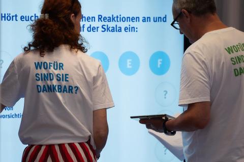 Guides führen durch die Ausstellung "In Würde Abschied nehmen".