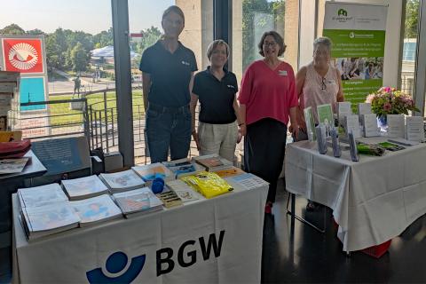 Auf dem Sächsischen Hospiz- und Palliativtag: Team der Akademie für Palliativmedizin und Hospizarbeit neben dem Team der BGW – am Stand.