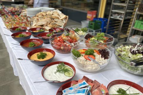 Grillbuffet durch die krankenhauseigene Küche für alle Teilnehmenden aus dem SJS im Garten.