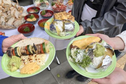 Drei Teller mit Grillspezialitäten, Salaten, Soßen, Dips, ... werden präsentiert.