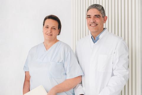 Teamfoto Plastische Chirurgie im St. Joseph-Stift: Ein Arzt und eine Schwester aus der Zentralambulanz.