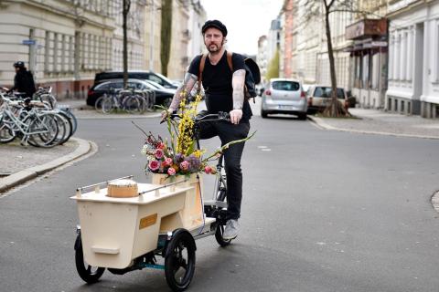 Eric Wrede auf einem Lastenrad in den Straßen Berlins.