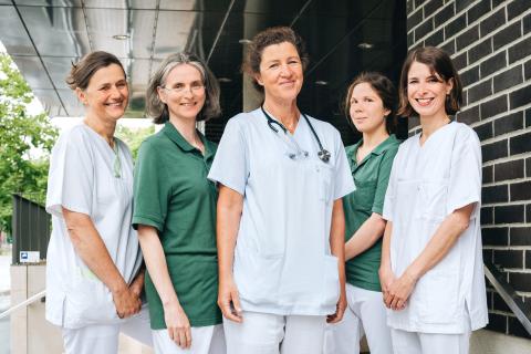 Gruppenfoto Behandlungsteam der Geriatrischen Tagesklinik: Medizin, Pflege und Therapie.