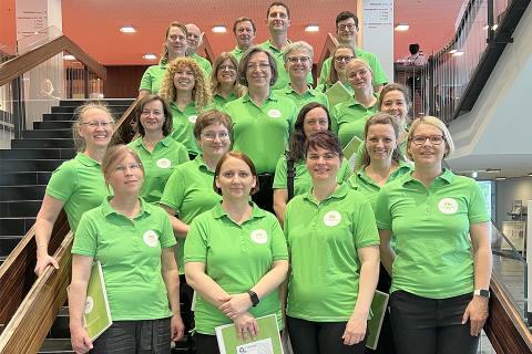 Mitarbeiterchor des Krankenhaus St. Joseph-Stift auf der großen Bühne des Dresdner Kulturpalastes zum 7. Dresdner Chortag.