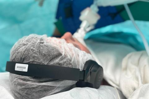 Noise-Cancelling-Kopfhörer im Einsatz bei einer Patientin im OP.