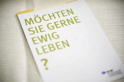 BGW-Ausstellung "In Würde Abschied nehmen", Eröffnungsveranstaltung, Fragekärtchen "Möchten Sie ewig leben?"