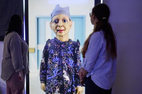 BGW-Ausstellung "In Würde Abschied nehmen", Eröffnungsveranstaltung, Eindrücke von der interaktiven Ausstellung: lebensgroße Puppe