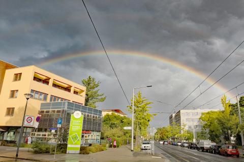 BGW-Ausstellung "In Würde Abschied nehmen", Eröffnungsveranstaltung, Impression: Regenbogen spannt sich über die Canalettostraße in Dresden und verbindet die Ausstellungsräume der Akademie des St. Joseph-Stifts mit dem Marien-Hospiz, ebenfalls zum St. Joseph-Stift gehörig, auf der gegenüberliegenden Straßenseite