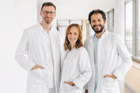 Gruppenfoto Ärztin und Ärzte der Klinik für Innere Medizin, Dr. Sven Pannach, Sara Kuhnt und Dr. Abed Alahad Sarraf.