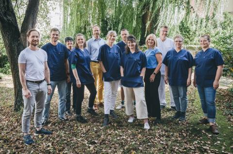 Gruppenfoto Brückenteam, im Garten St. Joseph-Stift