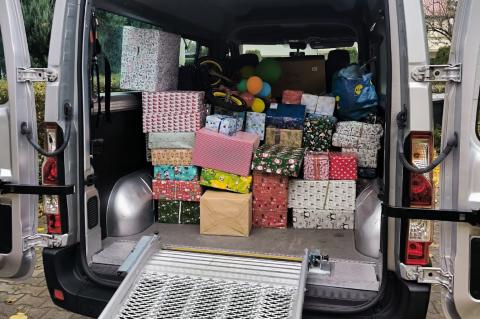 Weihnachten verschenken: Mit Geschenken beladener Lieferwagen.