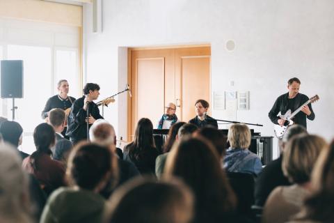 Eröffnung des Tageshospizes im Marienhospiz am 22.10.2025: Die Dresdner Band "Woods of Birnam" um Christian Friedel spielt.