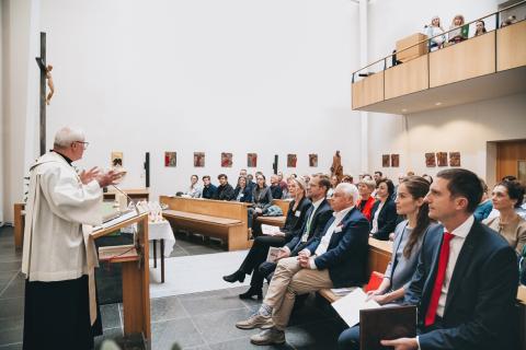 Eröffnung des Tageshospizes im Marienhospiz am 22.10.2025: Andacht in der Kapelle vor dem Festakt mit Dompfarrer Norbert Büchner.