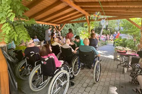 Im Altenheim Ohel David in Bratislava: Vormittagsaktivitäten und gemeinsame Zeit im Freien.