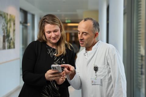 Emily Hickmann und Dr. Albrecht Hartmann mit der ActiveTEP-App