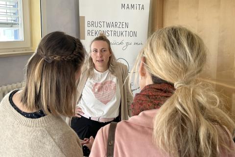 Patiententag Brustzentrum 2025, am Stand von "Mamita" - Brustwarzenrekonstruktion als 3-D-Tätowierung.