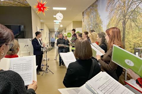 Mitarbeiterchor des St. Joseph-Stift beim Weihnachtlichen Liedersingen auf den Stationen des Krankenhauses im Dezember 2025