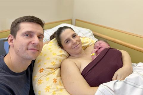 Neujahrsbaby Emilia, geboren am 1.1.2026, mit den Eltern Stefanie und Michael aus Dresden