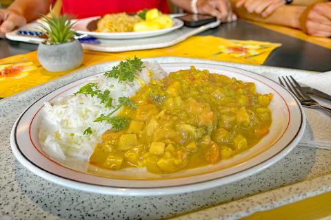 BIO Thai Curry mit Basmati-Reis. Foto eines der drei neuen bio-veganen Menüs in unserer Cafeteria.
