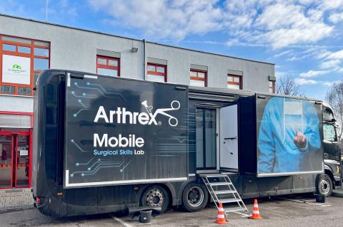 Arthrex-OP-Truck: Außenansicht vor dem MVZ Forum Gesundheit Dresden an der Schlehenstraße mit dem mobilen OP-Labor.