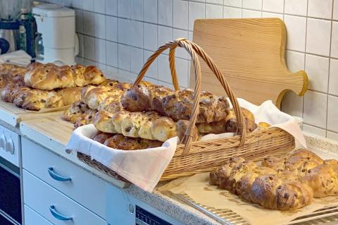 Ostern 2026: Osterbrote werden in der Nacht zum Ostersonntag in der Küche im St. Joseph-Stift gebacken und im Laufe des Vormittags an die diensthabenden Kolleginnen und Kollegen auf den Stationen verteilt.