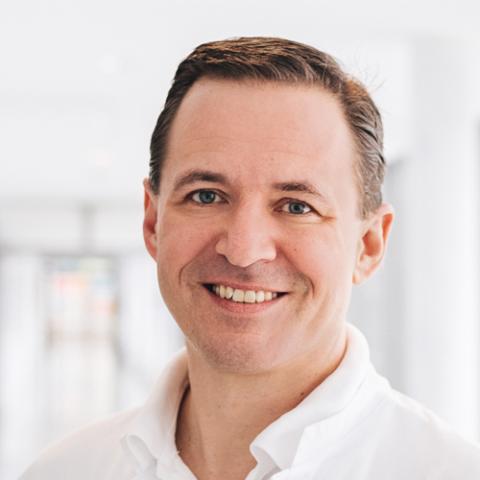 Dr. med. Julian Dexel, Oberarzt der Klinik für Orthopädie und Leiter MVZ Forum Gesundheit Dresden