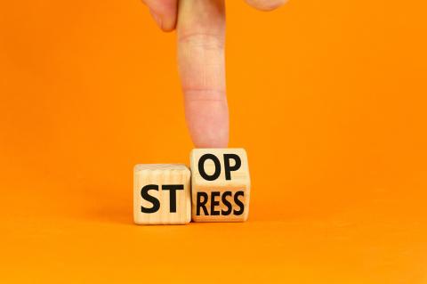 Keyvisual tag der Händehygiene 2026: Stop Stress bezieht sich auf Hygienefehler, die in einem stressigen Krankenhausalltag passieren können und stehen beim Aktionstag 2026 deshalb im Fokus.
