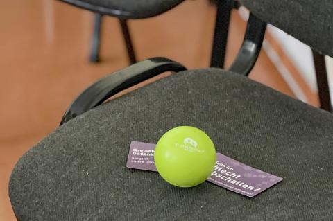 Tag der Mitarbeitergesundheit und Händehygiene 2026: Antistressball mit Logo St. Joseph-Stift als Dankeschön für die Teilnahme an der Veranstaltung – auf dem Stuhl jedes Teilnehmers platziert.
