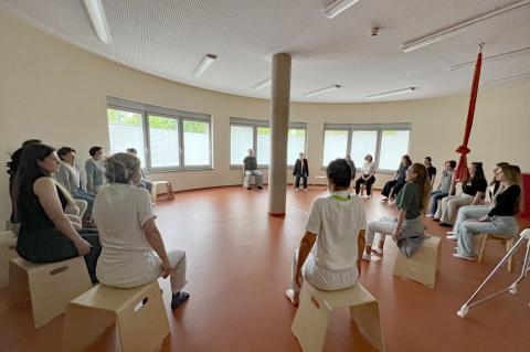 Tag der Mitarbeitergesundheit und Händehygiene 2026: Entspannungsübungen unter Anleitung mit Workshop als Teil der Veranstaltung.