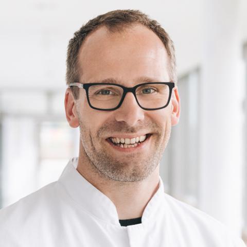 Dr. med. Sebastian Beer, Chefarzt der Klinik für Innere Medizin, Fachabteilung Allgemeine Innere Medizin und Gastroenterologie