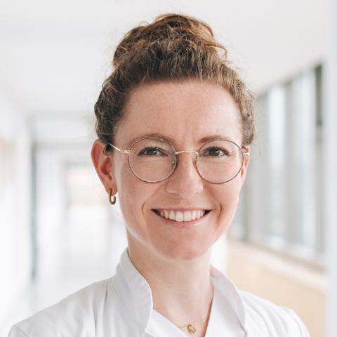 Portrait Jana Prade, Fachärztin für Gynäkologie und Geburtshilfe