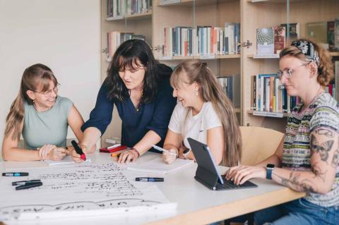 Akademie für Palliativmedizin und Hospizarbeit, Gruppenarbeit um Rahmen eines Kurses.