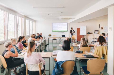 Akademie für Palliativmedizin und Hospizarbeit, Seminarsituation, Teilnehmende während des Kurses frontal durch Referent unterrichtet, Aufnahme von hinten.