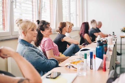 Akademie für Palliativmedizin und Hospizarbeit, Seminarsituation, Gespräch unter Teilnehmenden während des Kurses.