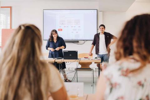 Akademie für Palliativmedizin und Hospizarbeit, Kurs mit Fokus auf beide Referenten frontal vor der Seminargruppe.
