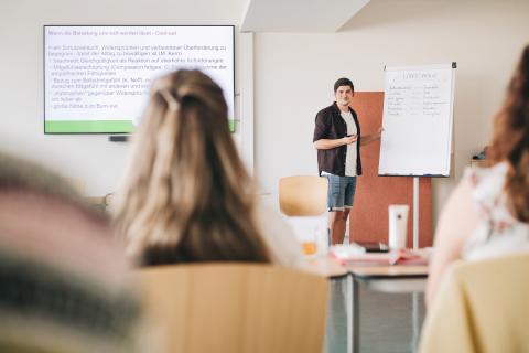 Akademie für Palliativmedizin und Hospizarbeit, Seminarsituation, Referent frontal vor Kursteilnehmenden.