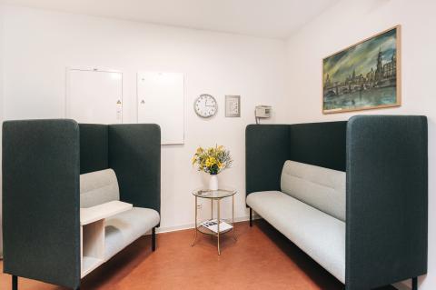 Akademie für Palliativmedizin und Hospizarbeit, Blick in die Räume, hier der separierte Sitzbereich als Lernort und Rückzugsmöglichkeit.