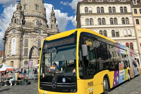 Gastmahl Dresden 2026 – Impressionen Neumarkt, im Hintergrund die Frauenkirche, im Vordergrund der Pride-Bus der DVB.